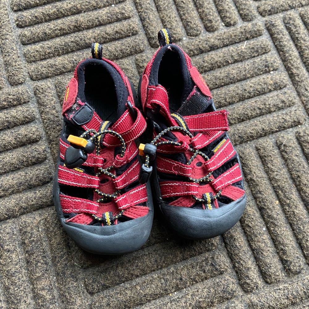 KEEN Kid’s Size 10 Waterproof Shoes EUC!